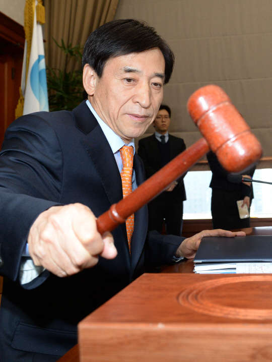 10일 오전 서울 중구 한국은행 본점에서 현재 연 1.50%인 기준금리의 조정 여부를 결정하기 위해 열린 3월 금융통화위원회에서 이주열 한국은행 총재가 의사봉을 두드리고 있다. 김민수기자 ultrartist@